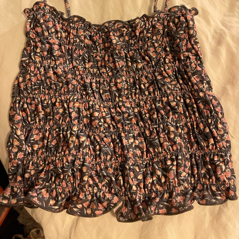 Urban outfitters crop top with adjustable ties on shoulder. Size xs.